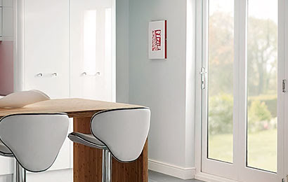 Facilita el paso de luz con puertas con vidriera