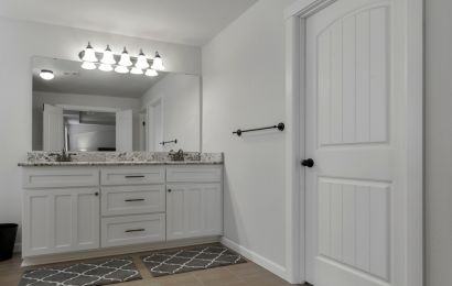 Puertas blancas con manillas negras: Elegancia en tu hogar